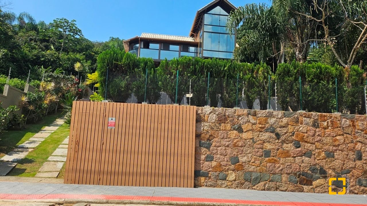 Casa com 450m², 4 quartos (sendo 4 suítes), 8 garagens, no bairro Praia Brava em Florianópolis