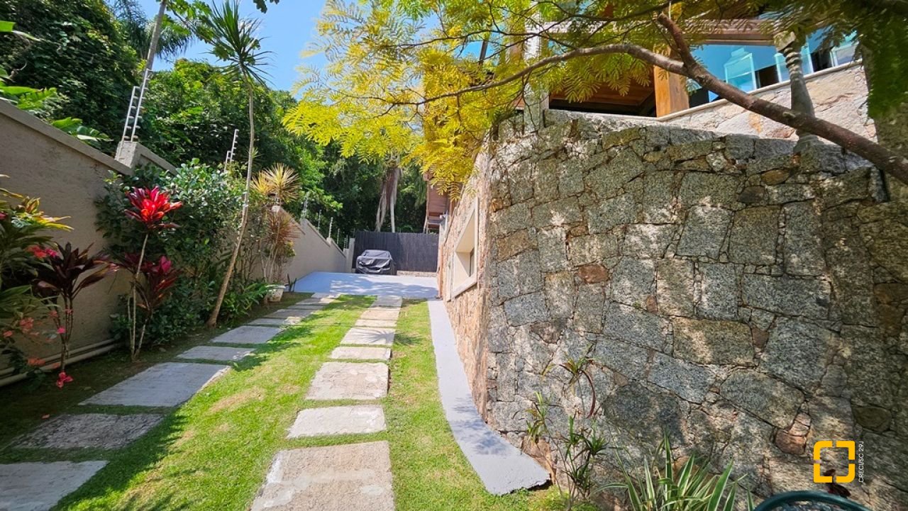 Casa com 450m², 4 quartos (sendo 4 suítes), 8 garagens, no bairro Praia Brava em Florianópolis