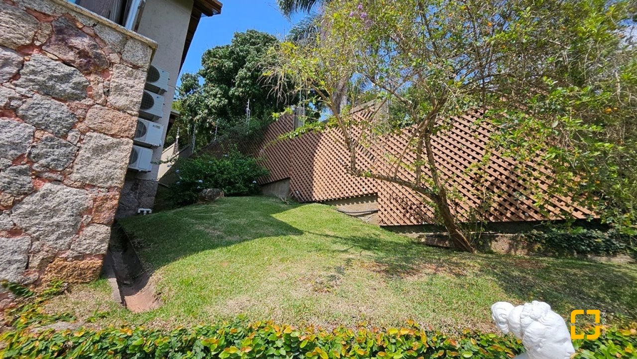 Casa com 450m², 4 quartos (sendo 4 suítes), 8 garagens, no bairro Praia Brava em Florianópolis