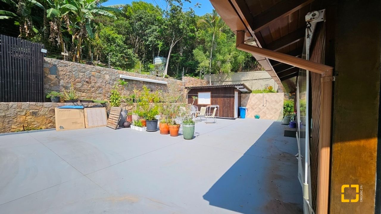 Casa com 450m², 4 quartos (sendo 4 suítes), 8 garagens, no bairro Praia Brava em Florianópolis