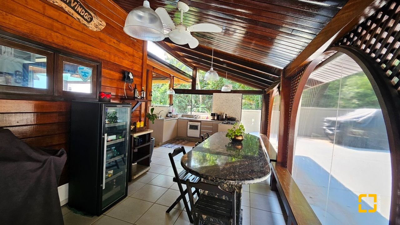 Casa com 450m², 4 quartos (sendo 4 suítes), 8 garagens, no bairro Praia Brava em Florianópolis