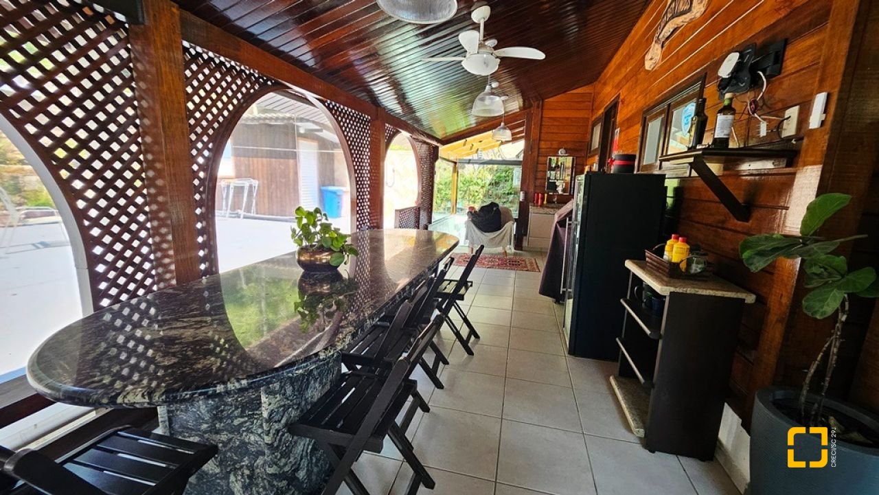 Casa com 450m², 4 quartos (sendo 4 suítes), 8 garagens, no bairro Praia Brava em Florianópolis