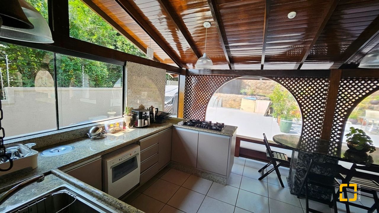 Casa com 450m², 4 quartos (sendo 4 suítes), 8 garagens, no bairro Praia Brava em Florianópolis