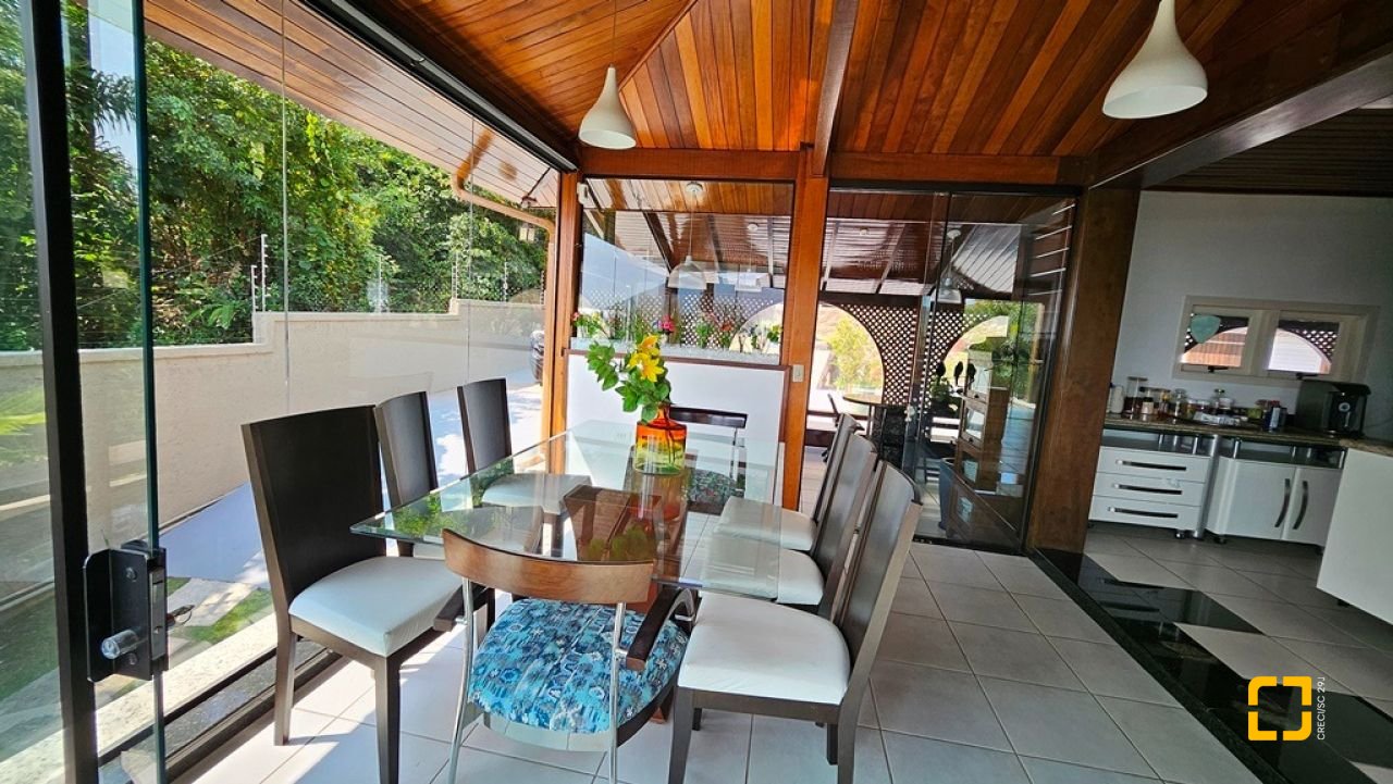 Casa com 450m², 4 quartos (sendo 4 suítes), 8 garagens, no bairro Praia Brava em Florianópolis
