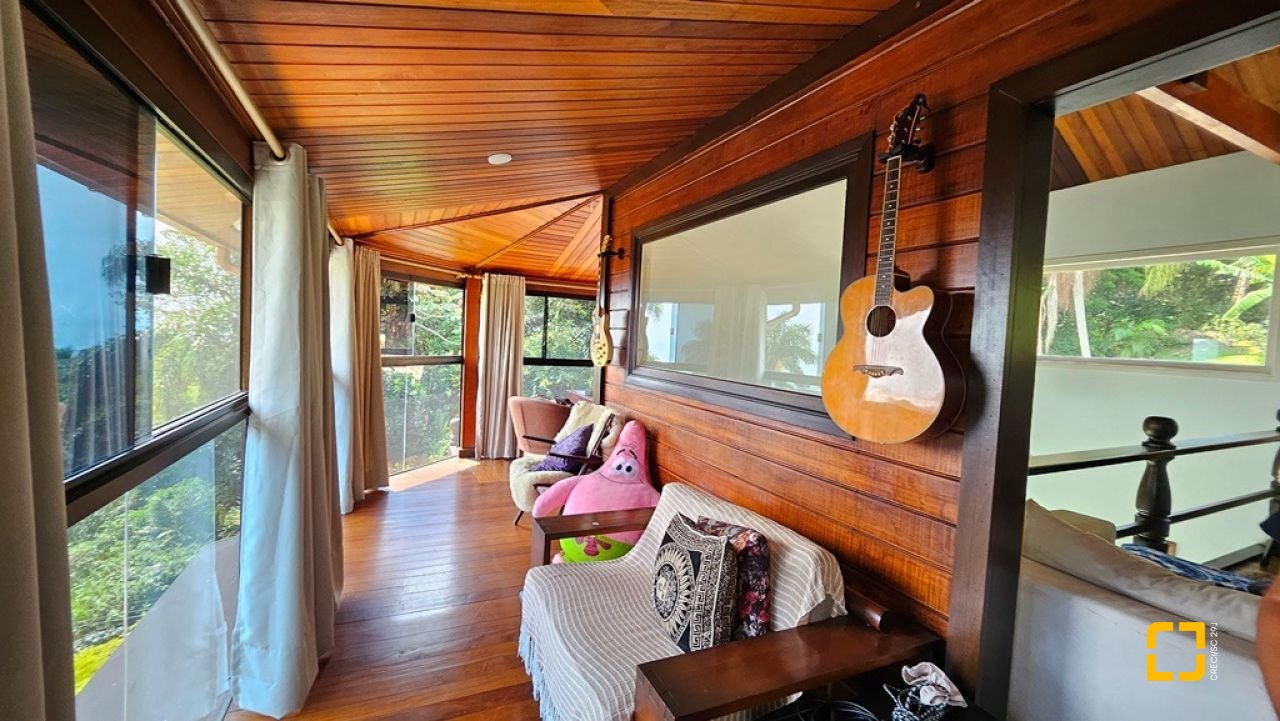 Casa com 450m², 4 quartos (sendo 4 suítes), 8 garagens, no bairro Praia Brava em Florianópolis