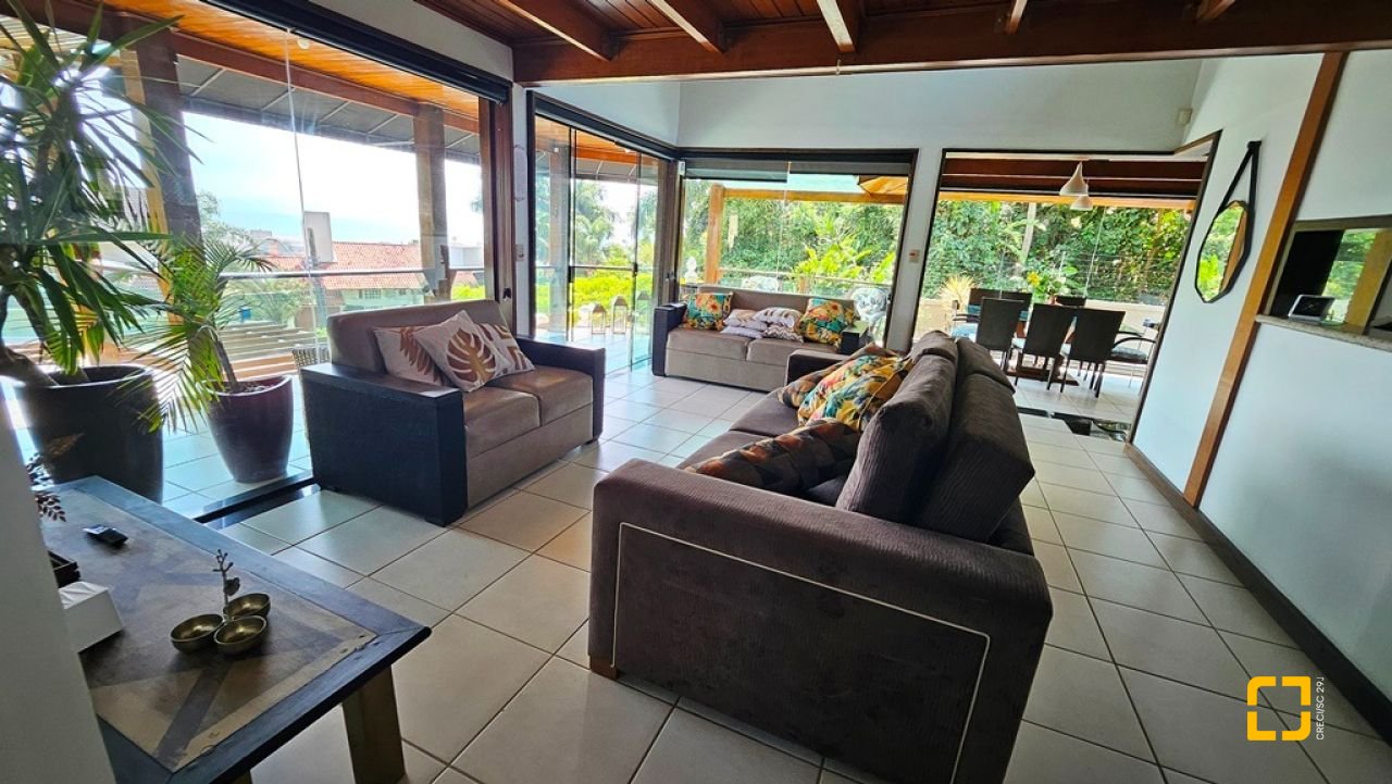 Casa com 450m², 4 quartos (sendo 4 suítes), 8 garagens, no bairro Praia Brava em Florianópolis