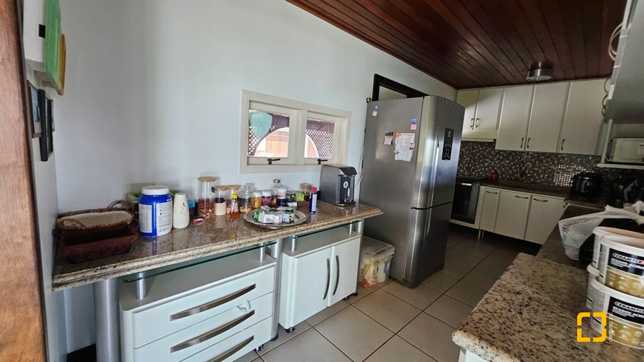 Casa com 450m², 4 quartos (sendo 4 suítes), 8 garagens, no bairro Praia Brava em Florianópolis
