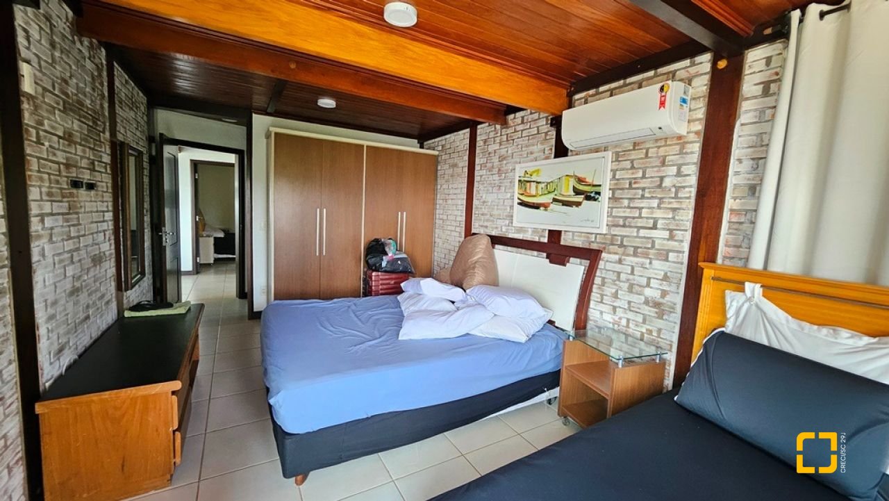 Casa com 450m², 4 quartos (sendo 4 suítes), 8 garagens, no bairro Praia Brava em Florianópolis