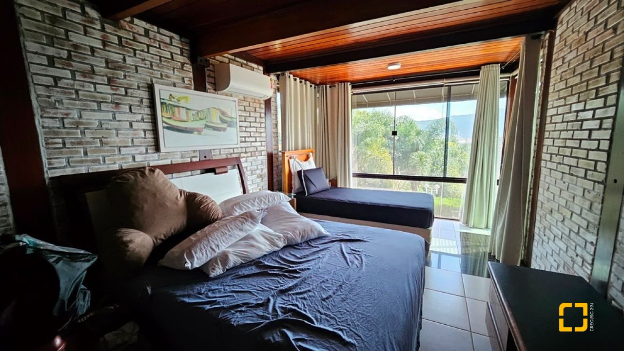 Casa com 450m², 4 quartos (sendo 4 suítes), 8 garagens, no bairro Praia Brava em Florianópolis