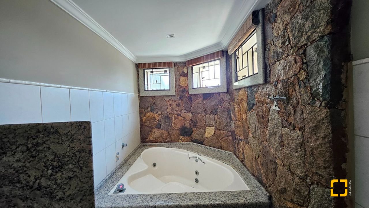 Casa com 450m², 4 quartos (sendo 4 suítes), 8 garagens, no bairro Praia Brava em Florianópolis