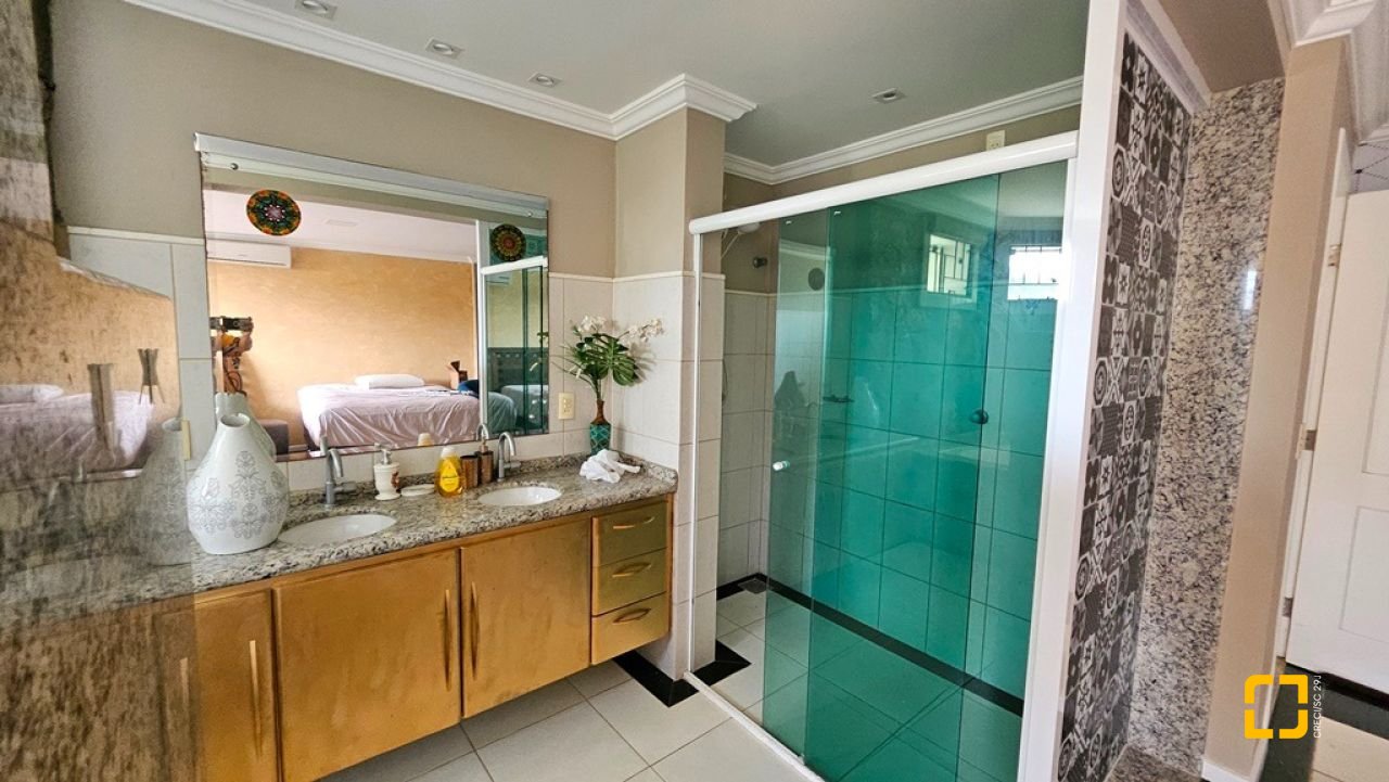 Casa com 450m², 4 quartos (sendo 4 suítes), 8 garagens, no bairro Praia Brava em Florianópolis