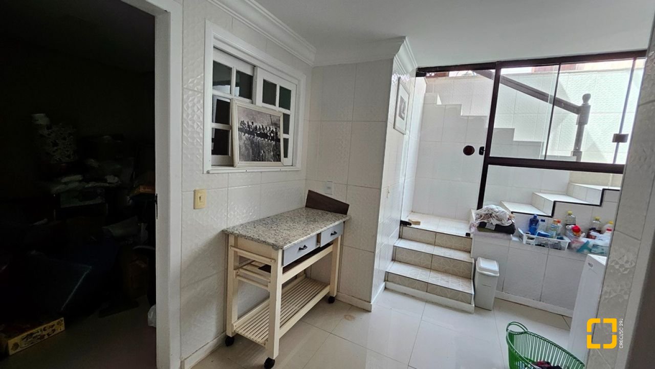 Casa com 450m², 4 quartos (sendo 4 suítes), 8 garagens, no bairro Praia Brava em Florianópolis