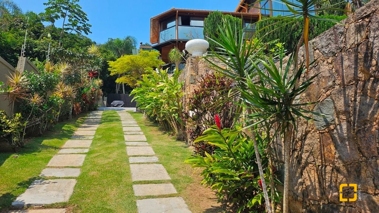 Casa com 450m², 4 quartos (sendo 4 suítes), 8 garagens, no bairro Praia Brava em Florianópolis