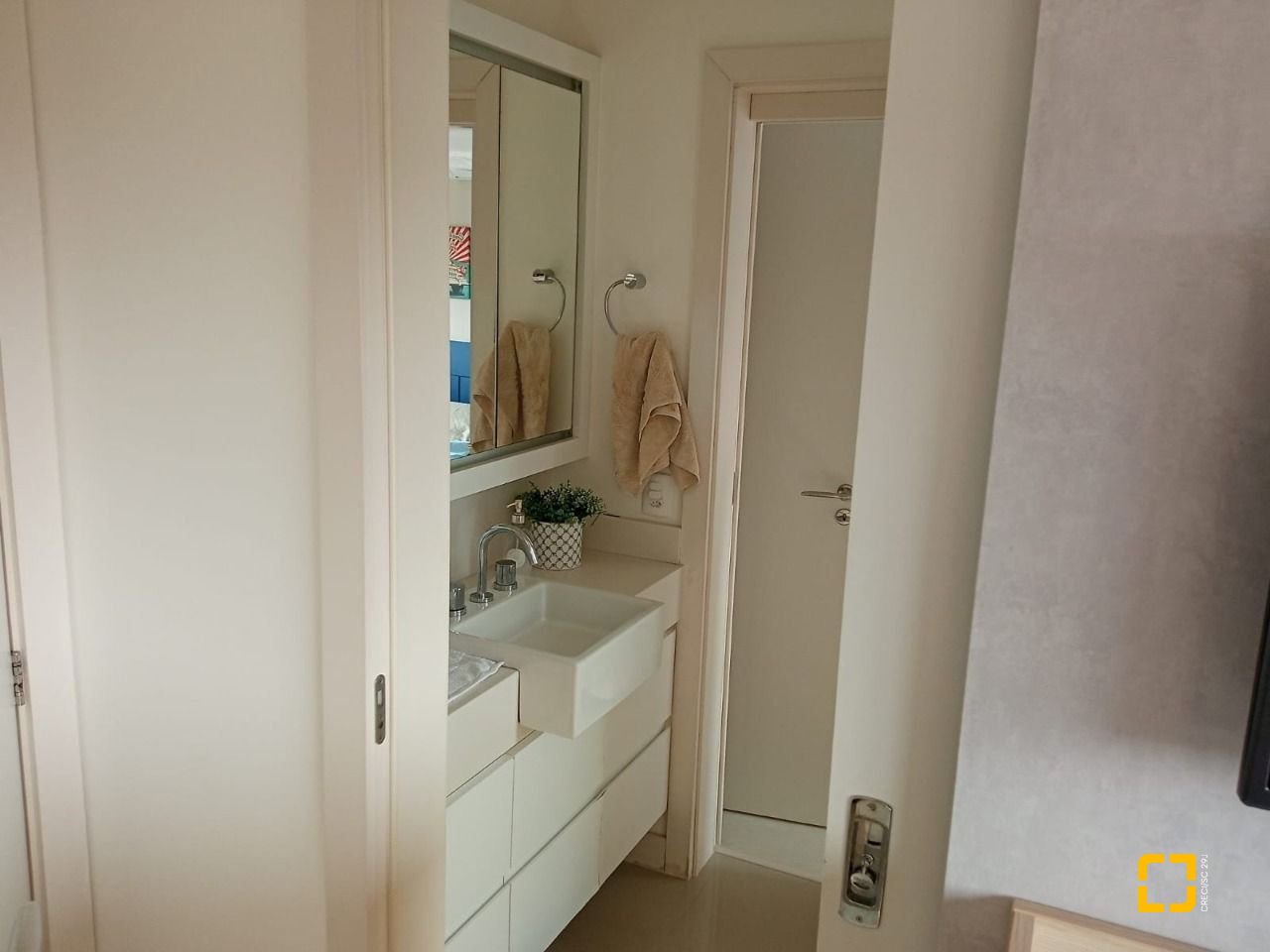 Apartamento com 100m², 4 quartos (sendo 1 suíte), 2 garagens, no bairro Balneário em Florianópolis