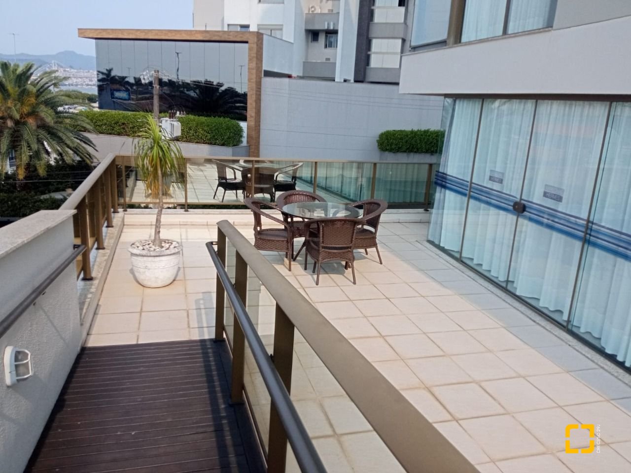 Apartamento com 100m², 4 quartos (sendo 1 suíte), 2 garagens, no bairro Balneário em Florianópolis