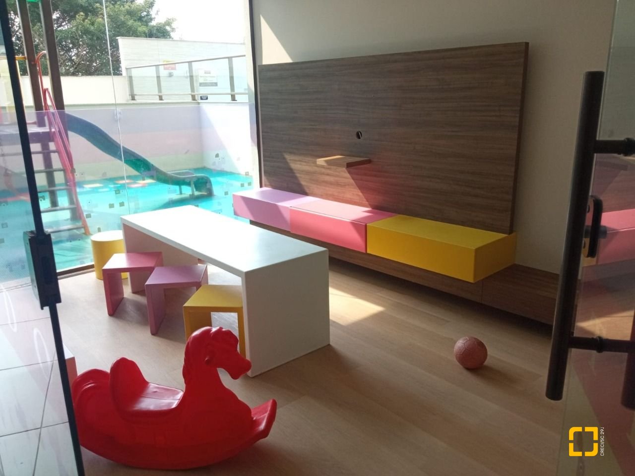 Apartamento com 100m², 4 quartos (sendo 1 suíte), 2 garagens, no bairro Balneário em Florianópolis
