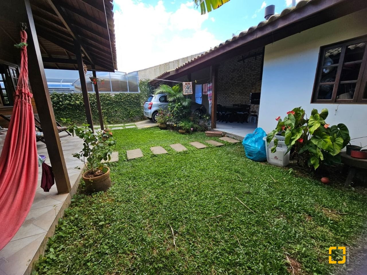 Casa com 82m², 3 quartos (sendo 1 suíte), 1 garagem, no bairro Campeche em Florianópolis