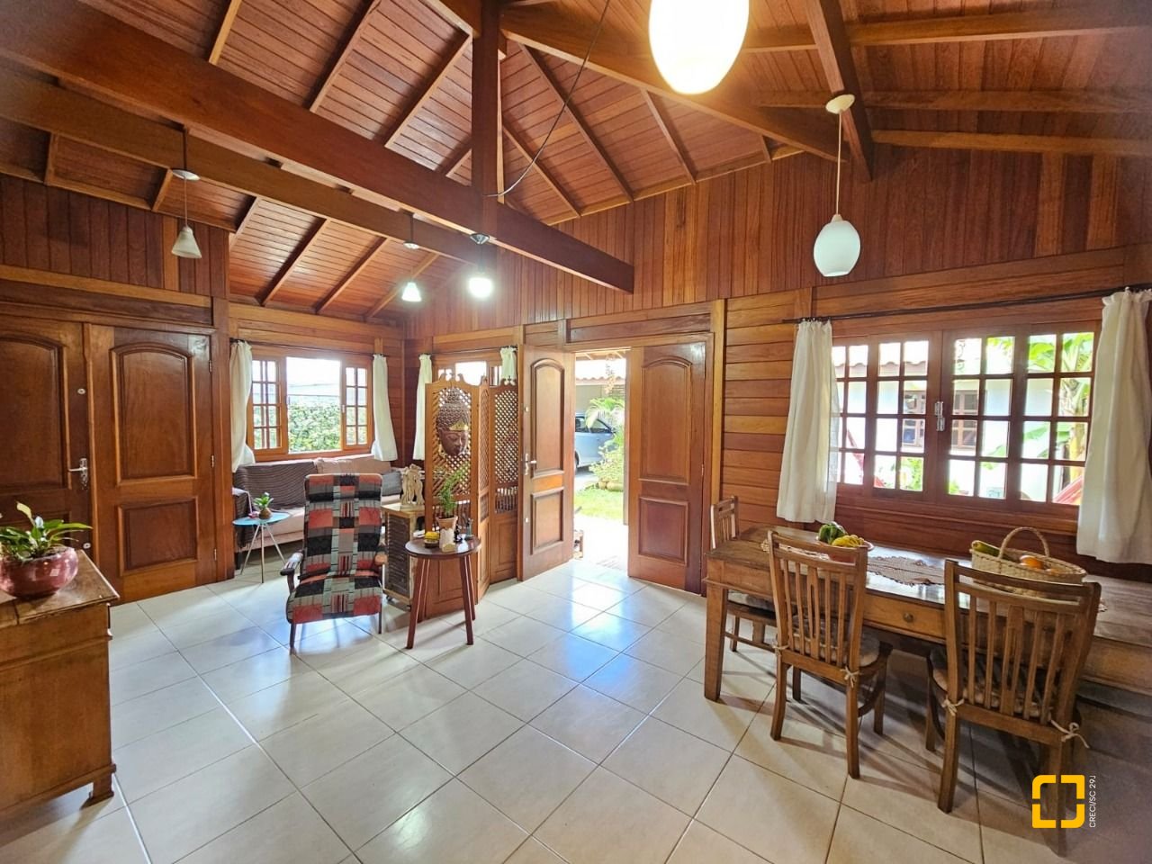 Casa com 82m², 3 quartos (sendo 1 suíte), 1 garagem, no bairro Campeche em Florianópolis