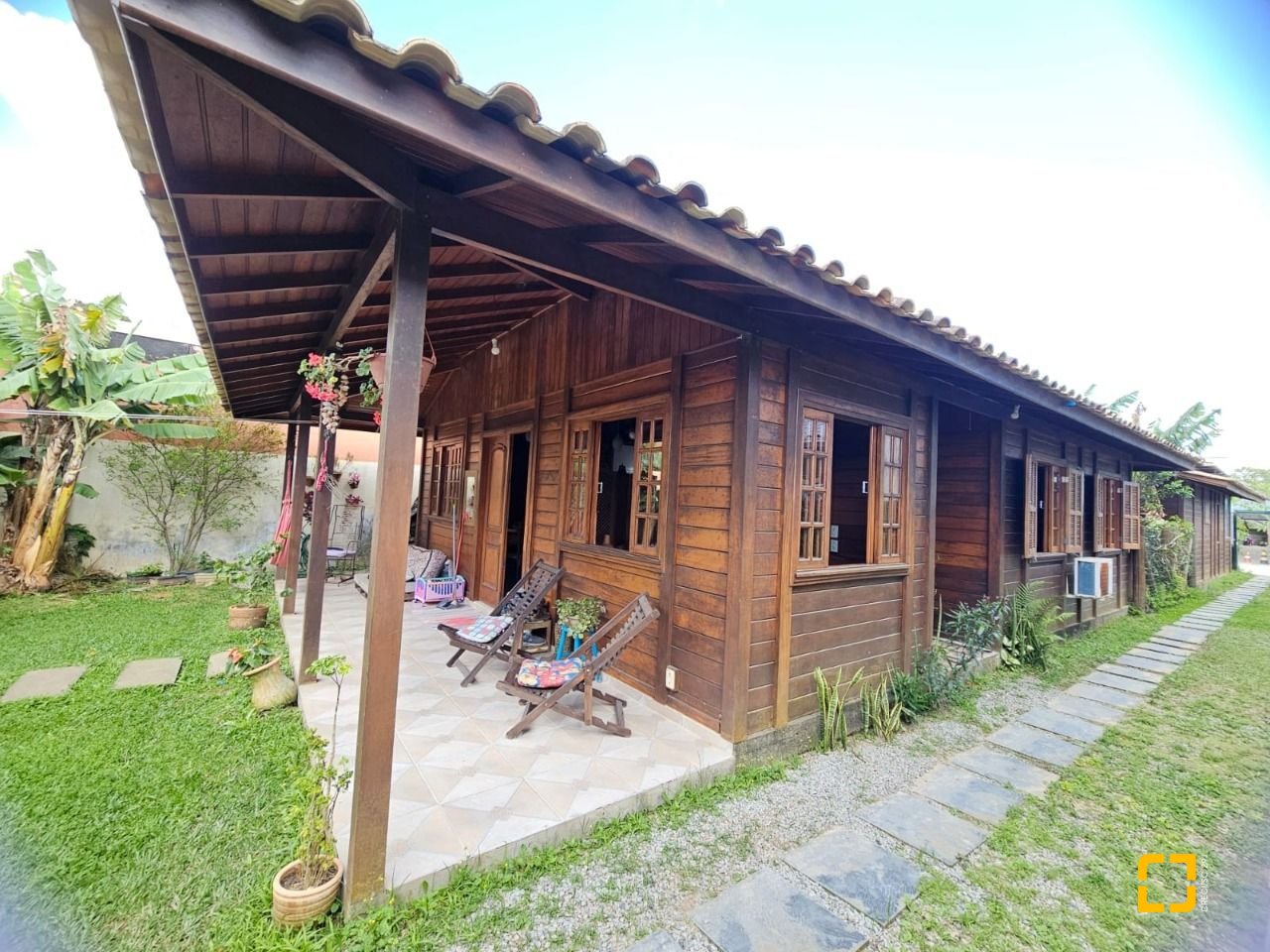 Casa com 82m², 3 quartos (sendo 1 suíte), 1 garagem, no bairro Campeche em Florianópolis