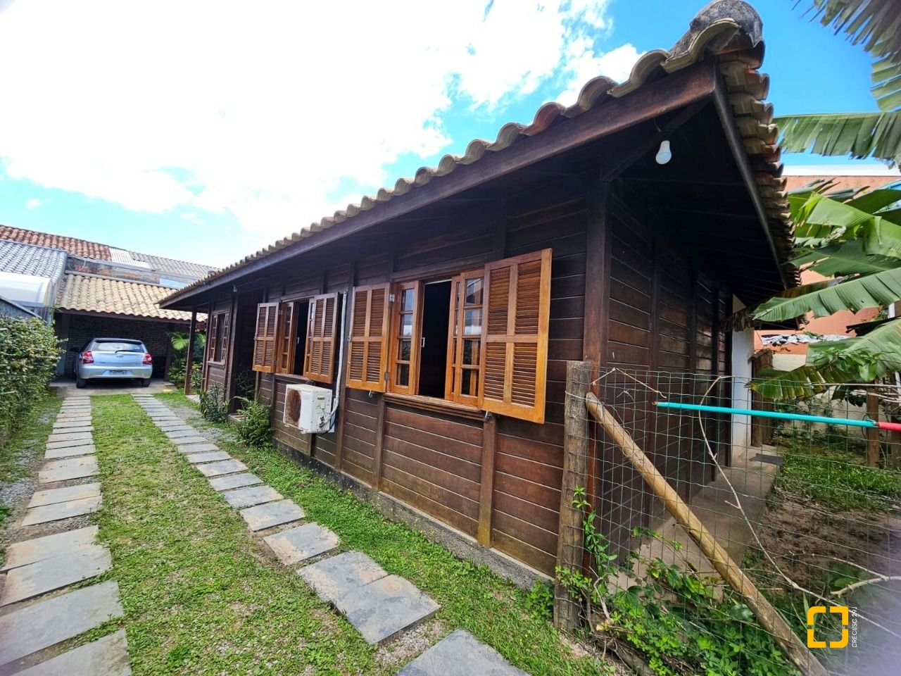 Casa com 82m², 3 quartos (sendo 1 suíte), 1 garagem, no bairro Campeche em Florianópolis