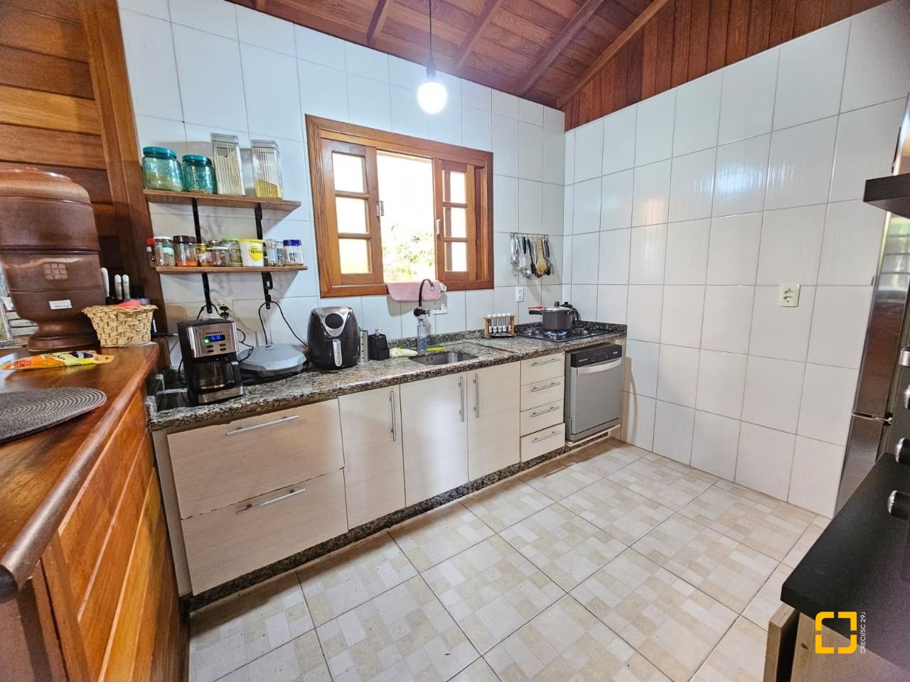 Casa com 82m², 3 quartos (sendo 1 suíte), 1 garagem, no bairro Campeche em Florianópolis