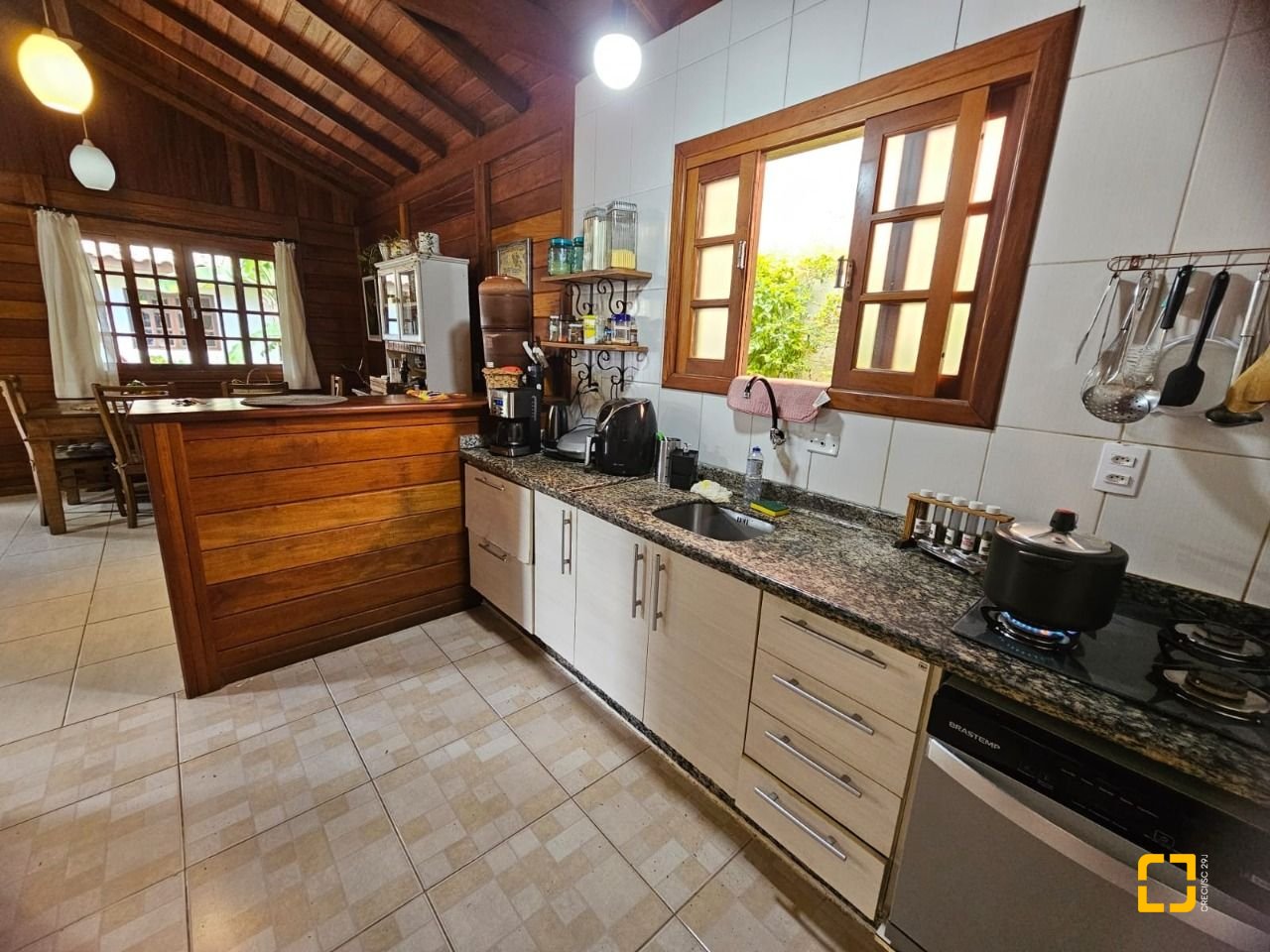 Casa com 82m², 3 quartos (sendo 1 suíte), 1 garagem, no bairro Campeche em Florianópolis
