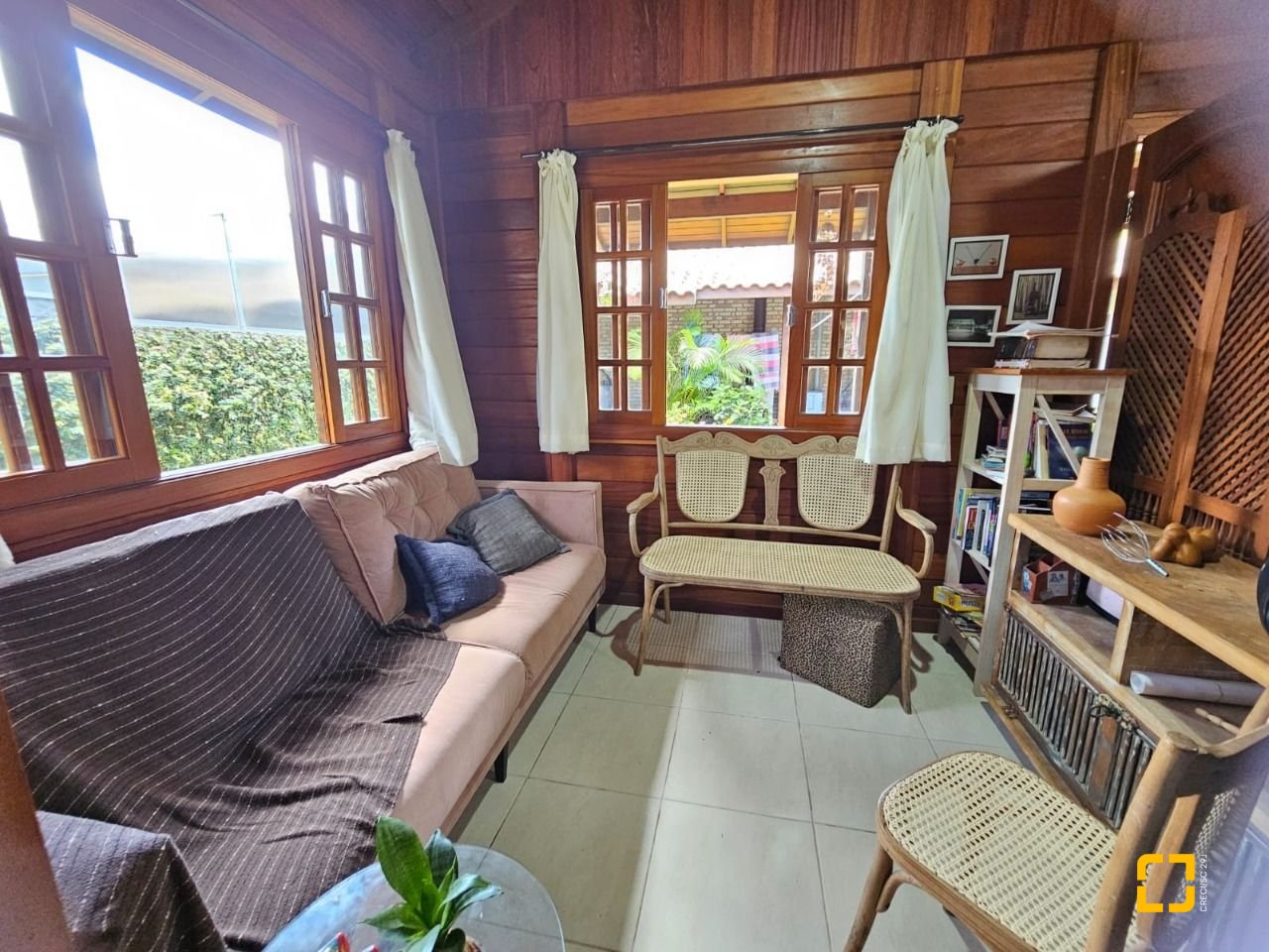 Casa com 82m², 3 quartos (sendo 1 suíte), 1 garagem, no bairro Campeche em Florianópolis