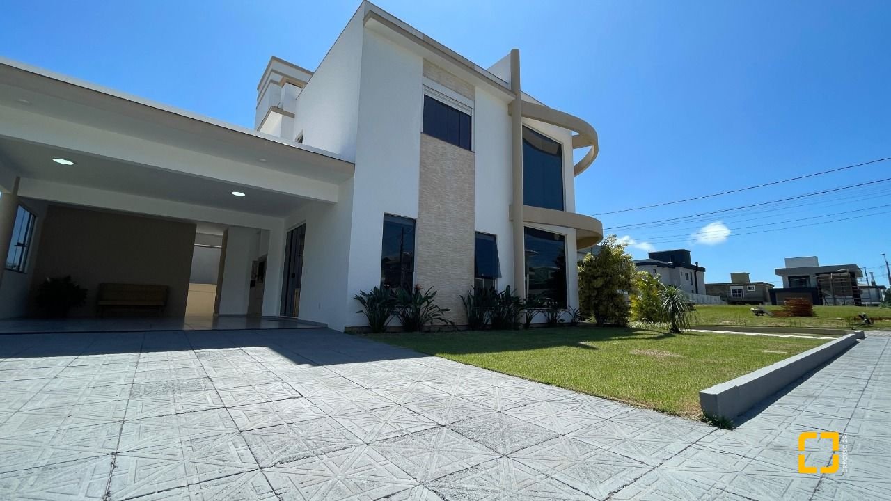 Casa de Condomínio com 223m², 7 quartos (sendo 3 suítes), 2 garagens, no bairro Ingleses em Florianópolis