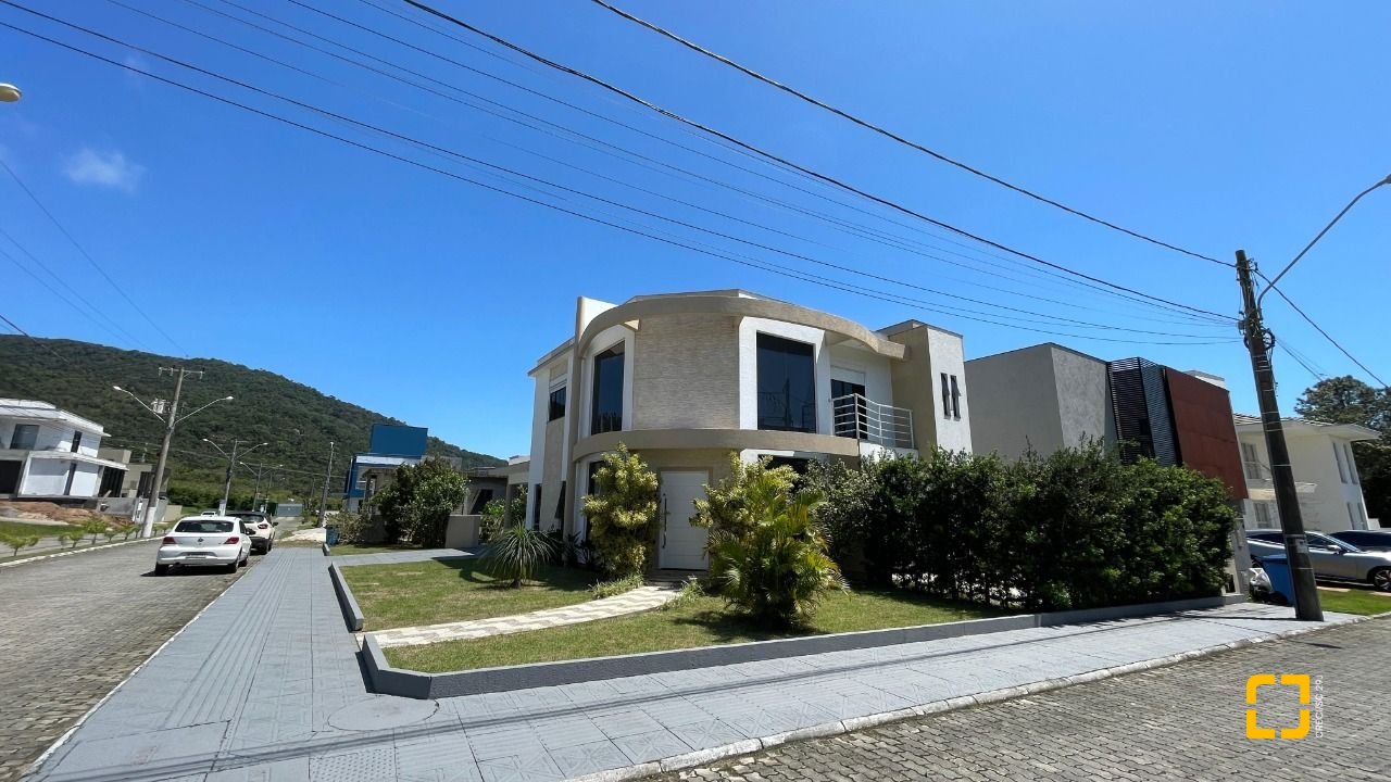 Casa de Condomínio com 223m², 7 quartos (sendo 3 suítes), 2 garagens, no bairro Ingleses em Florianópolis
