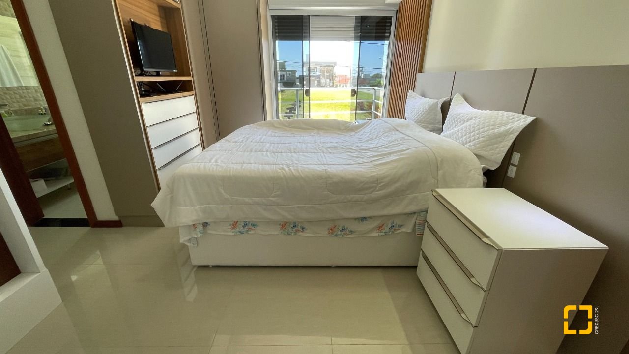 Casa de Condomínio com 223m², 7 quartos (sendo 3 suítes), 2 garagens, no bairro Ingleses em Florianópolis