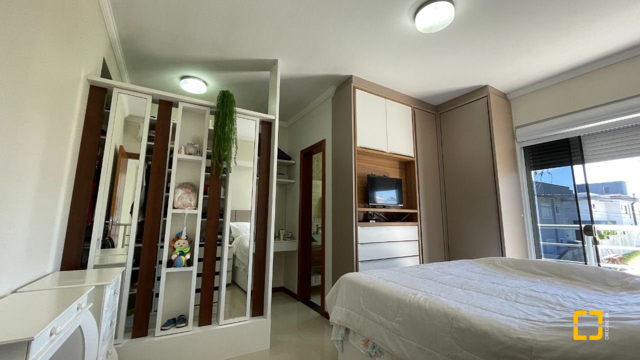 Casa de Condomínio com 223m², 7 quartos (sendo 3 suítes), 2 garagens, no bairro Ingleses em Florianópolis