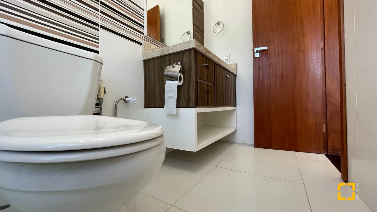 Casa de Condomínio com 223m², 7 quartos (sendo 3 suítes), 2 garagens, no bairro Ingleses em Florianópolis