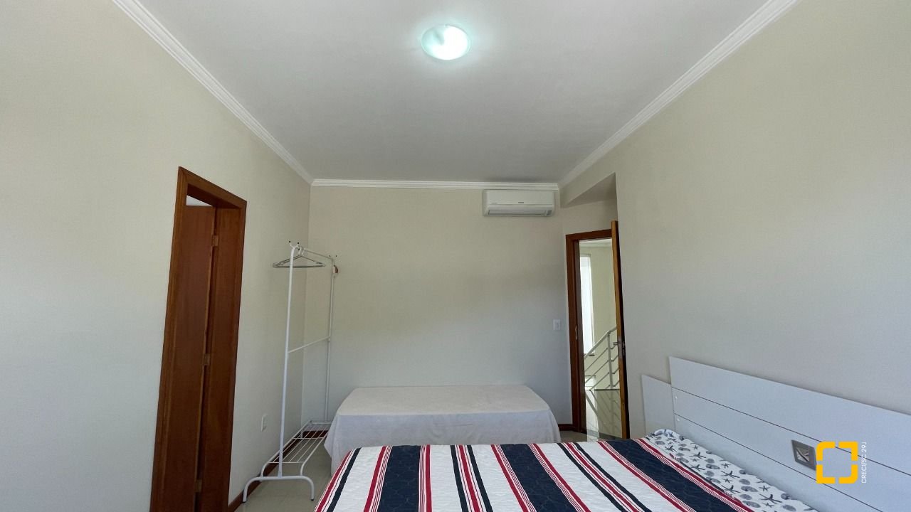 Casa de Condomínio com 223m², 7 quartos (sendo 3 suítes), 2 garagens, no bairro Ingleses em Florianópolis