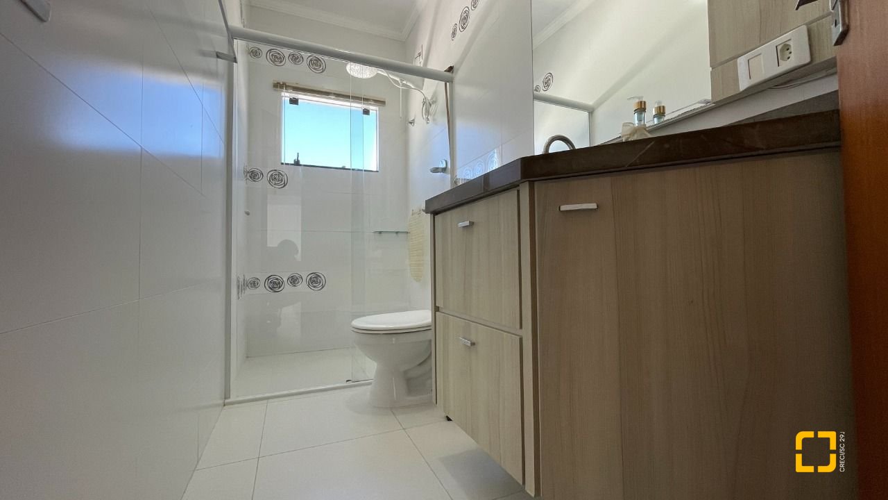 Casa de Condomínio com 223m², 7 quartos (sendo 3 suítes), 2 garagens, no bairro Ingleses em Florianópolis