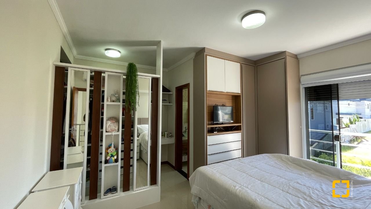 Casa de Condomínio com 223m², 7 quartos (sendo 3 suítes), 2 garagens, no bairro Ingleses em Florianópolis