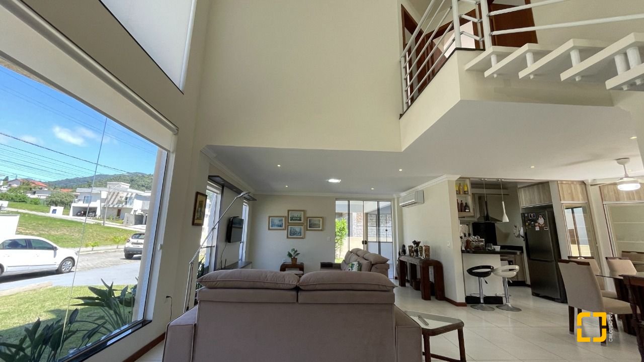 Casa de Condomínio com 223m², 7 quartos (sendo 3 suítes), 2 garagens, no bairro Ingleses em Florianópolis