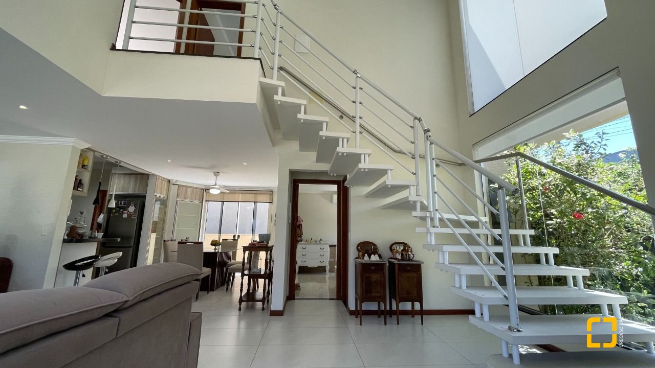 Casa de Condomínio com 223m², 7 quartos (sendo 3 suítes), 2 garagens, no bairro Ingleses em Florianópolis