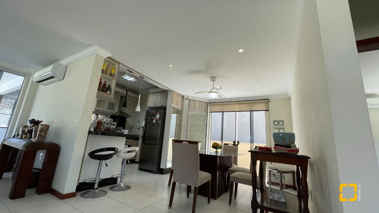 Casa de Condomínio com 223m², 7 quartos (sendo 3 suítes), 2 garagens, no bairro Ingleses em Florianópolis