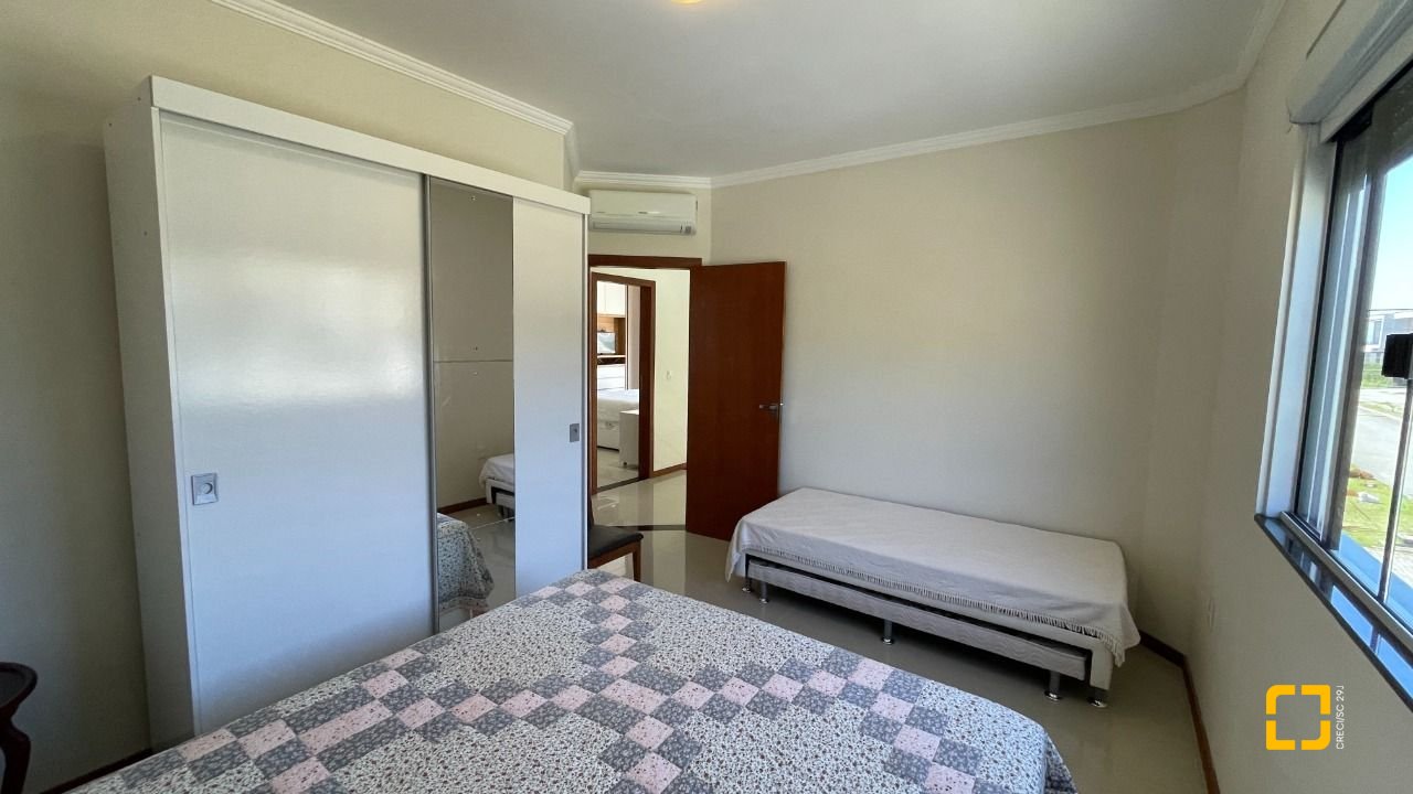 Casa de Condomínio com 223m², 7 quartos (sendo 3 suítes), 2 garagens, no bairro Ingleses em Florianópolis