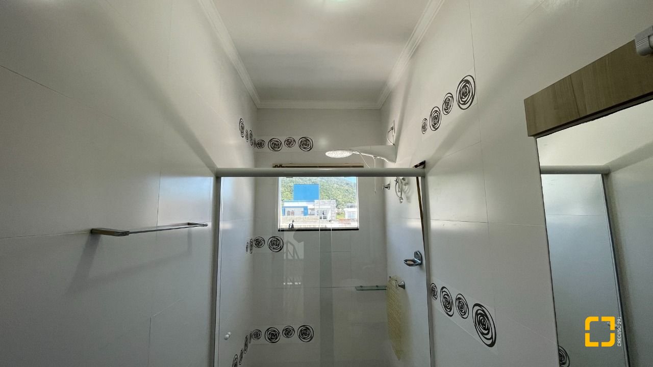 Casa de Condomínio com 223m², 7 quartos (sendo 3 suítes), 2 garagens, no bairro Ingleses em Florianópolis