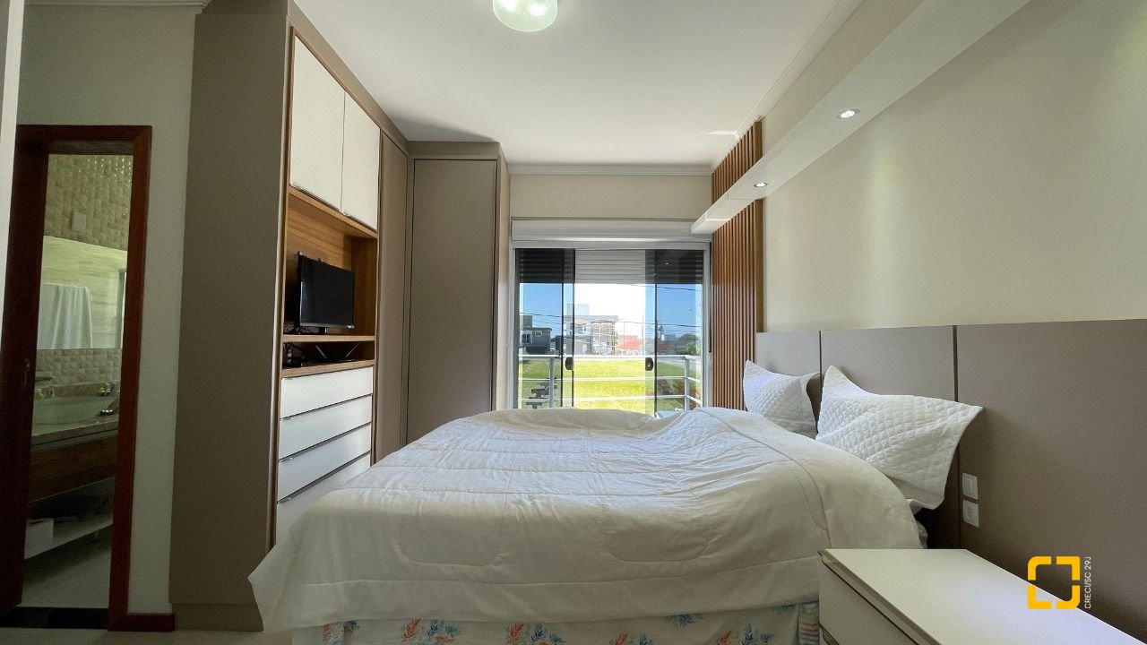 Casa de Condomínio com 223m², 7 quartos (sendo 3 suítes), 2 garagens, no bairro Ingleses em Florianópolis