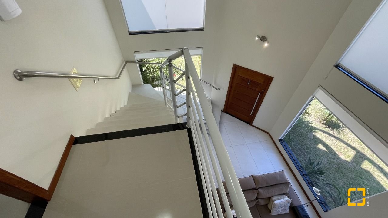 Casa de Condomínio com 223m², 7 quartos (sendo 3 suítes), 2 garagens, no bairro Ingleses em Florianópolis