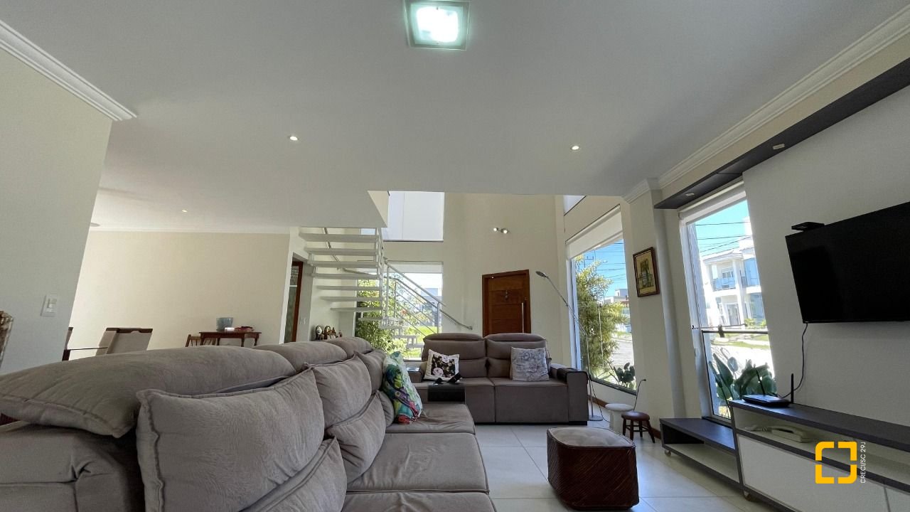 Casa de Condomínio com 223m², 7 quartos (sendo 3 suítes), 2 garagens, no bairro Ingleses em Florianópolis