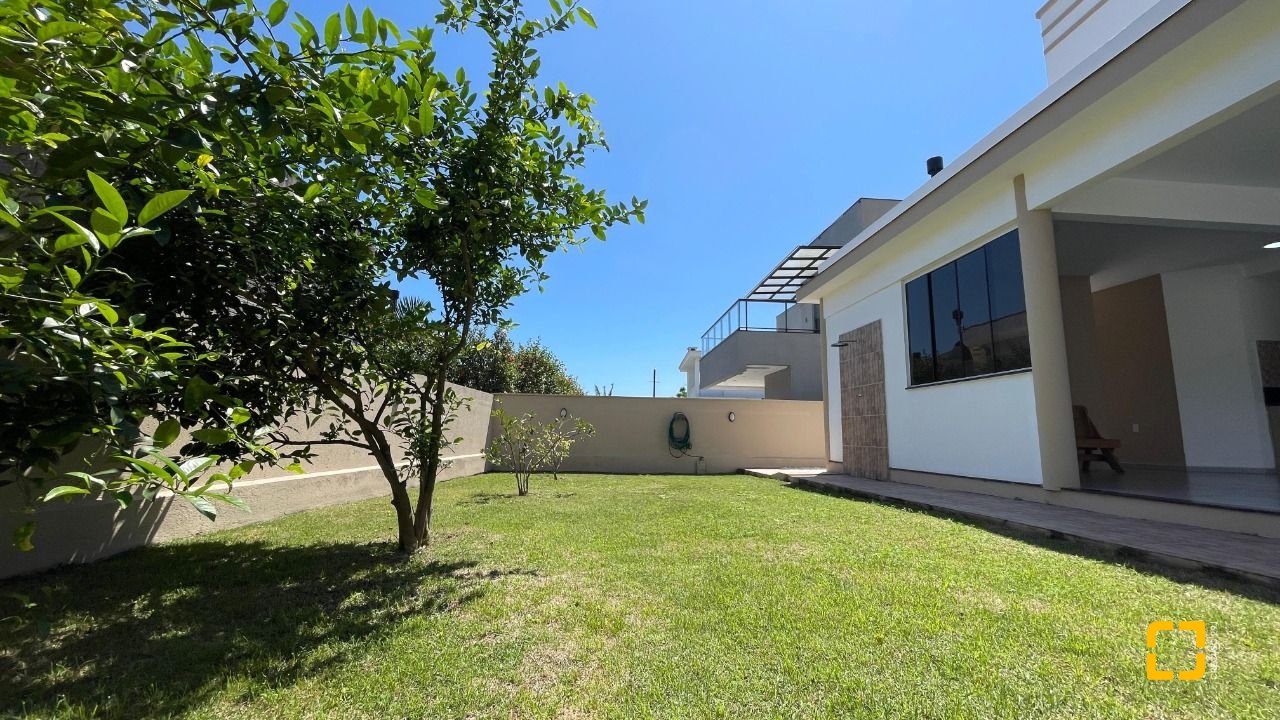 Casa de Condomínio com 223m², 7 quartos (sendo 3 suítes), 2 garagens, no bairro Ingleses em Florianópolis