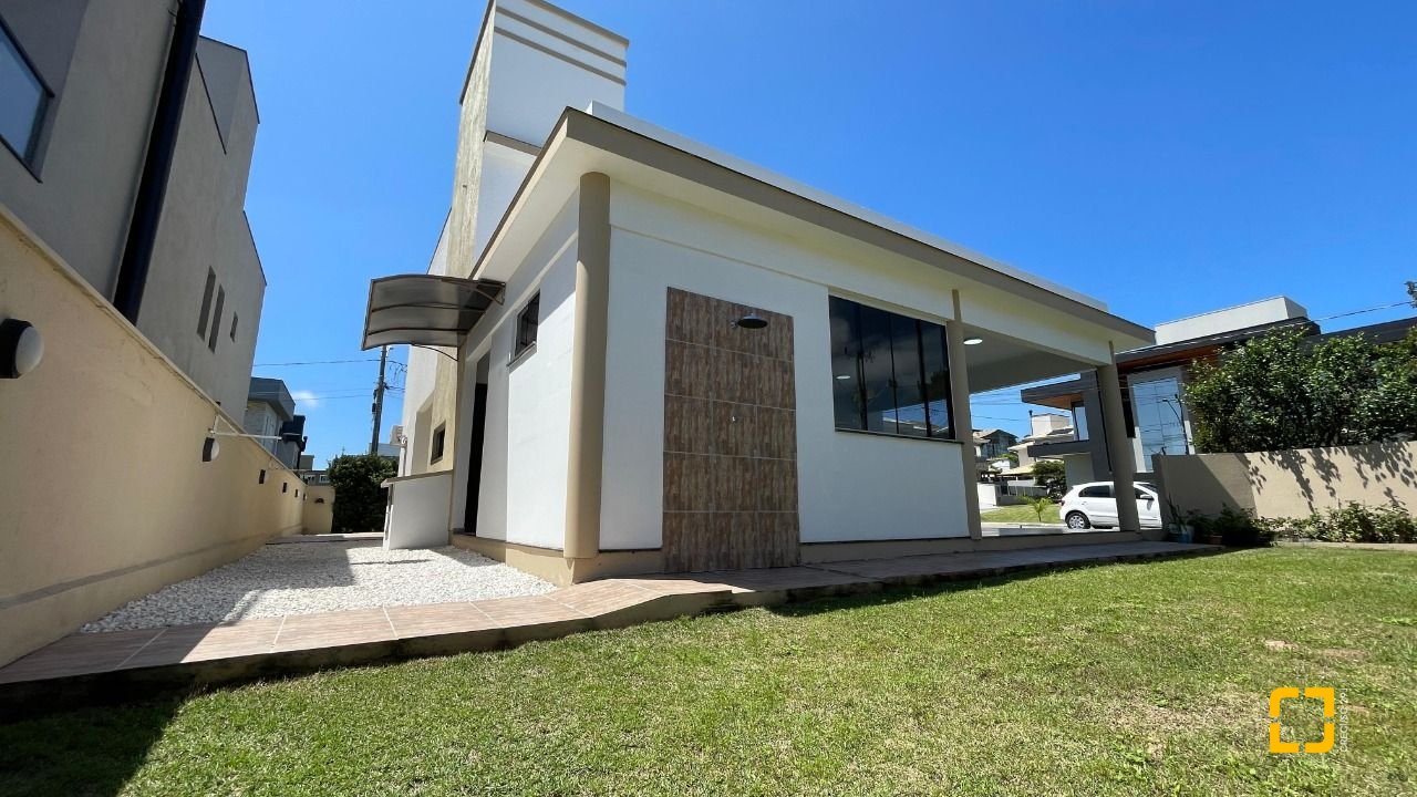 Casa de Condomínio com 223m², 7 quartos (sendo 3 suítes), 2 garagens, no bairro Ingleses em Florianópolis