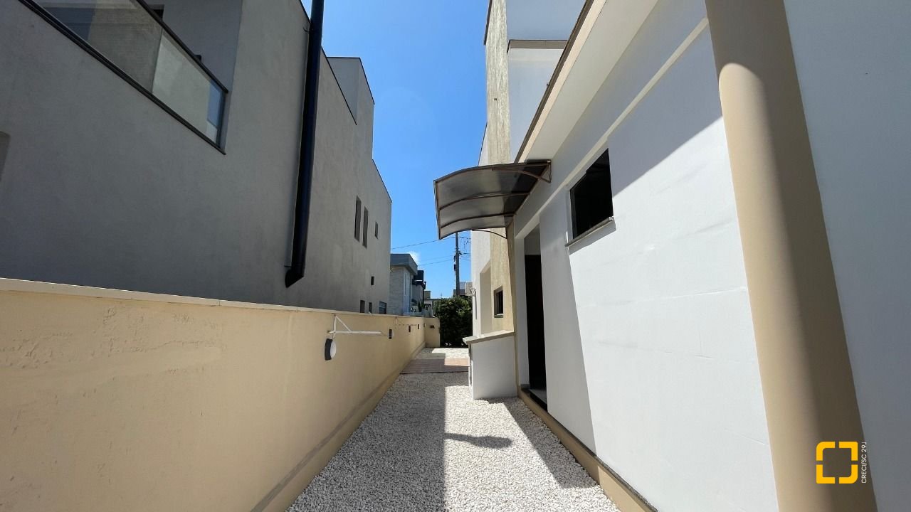 Casa de Condomínio com 223m², 7 quartos (sendo 3 suítes), 2 garagens, no bairro Ingleses em Florianópolis