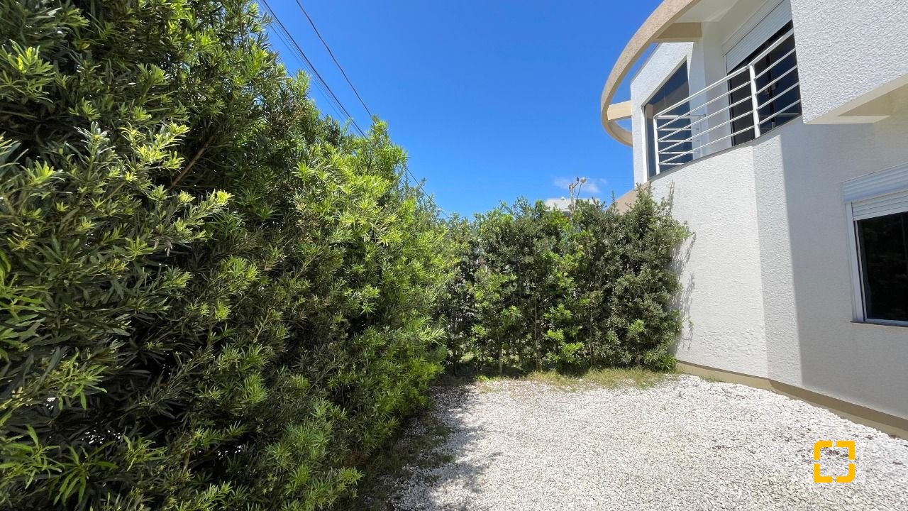 Casa de Condomínio com 223m², 7 quartos (sendo 3 suítes), 2 garagens, no bairro Ingleses em Florianópolis