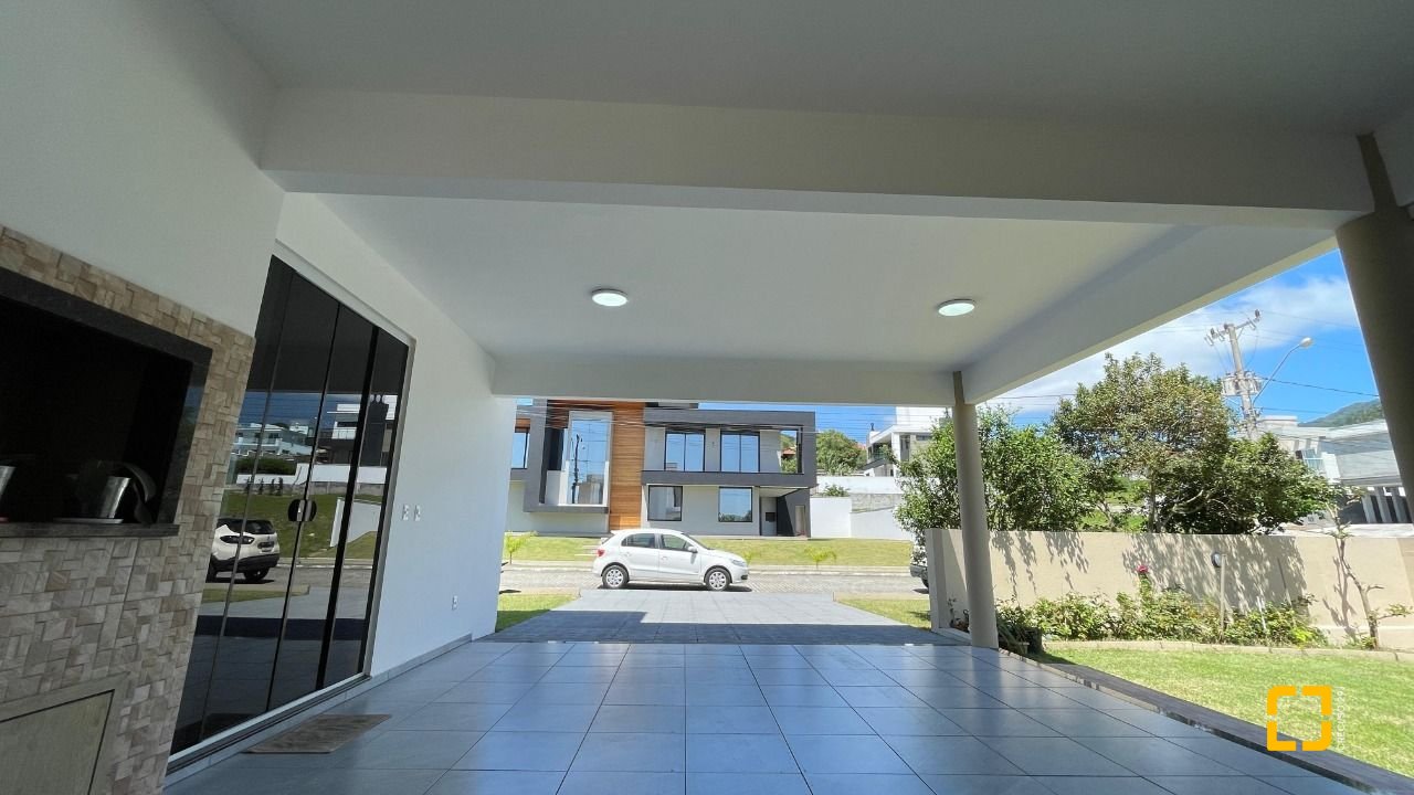 Casa de Condomínio com 223m², 7 quartos (sendo 3 suítes), 2 garagens, no bairro Ingleses em Florianópolis