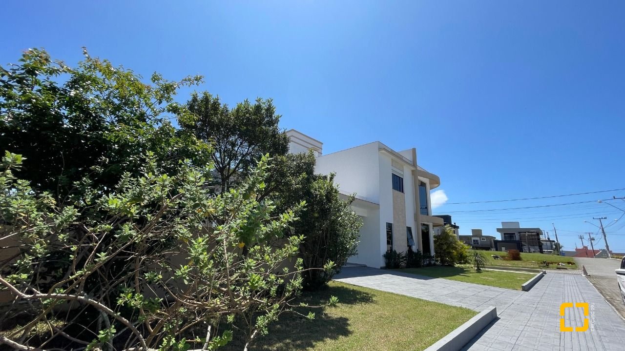 Casa de Condomínio com 223m², 7 quartos (sendo 3 suítes), 2 garagens, no bairro Ingleses em Florianópolis