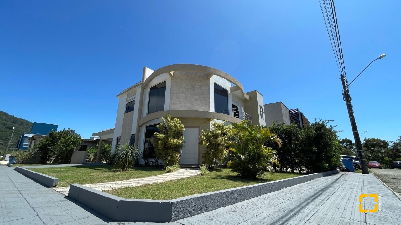 Casa de Condomínio com 223m², 7 quartos (sendo 3 suítes), 2 garagens, no bairro Ingleses em Florianópolis